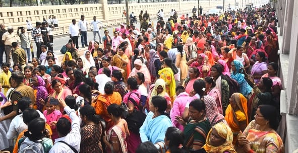 प्रदर्शन करते आंगनबाड़ी कार्यकर्ता।