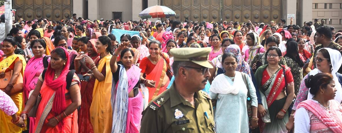 प्रदर्शन करते आंगनबाड़ी कार्यकर्ता।