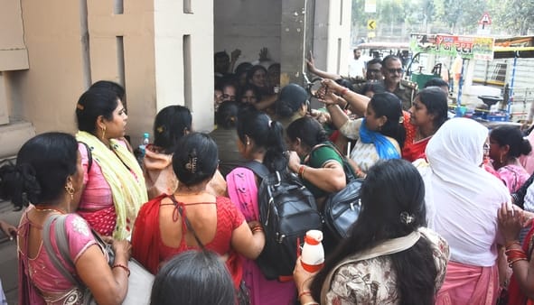 प्रदर्शन करते आंगनबाड़ी कार्यकर्ता।