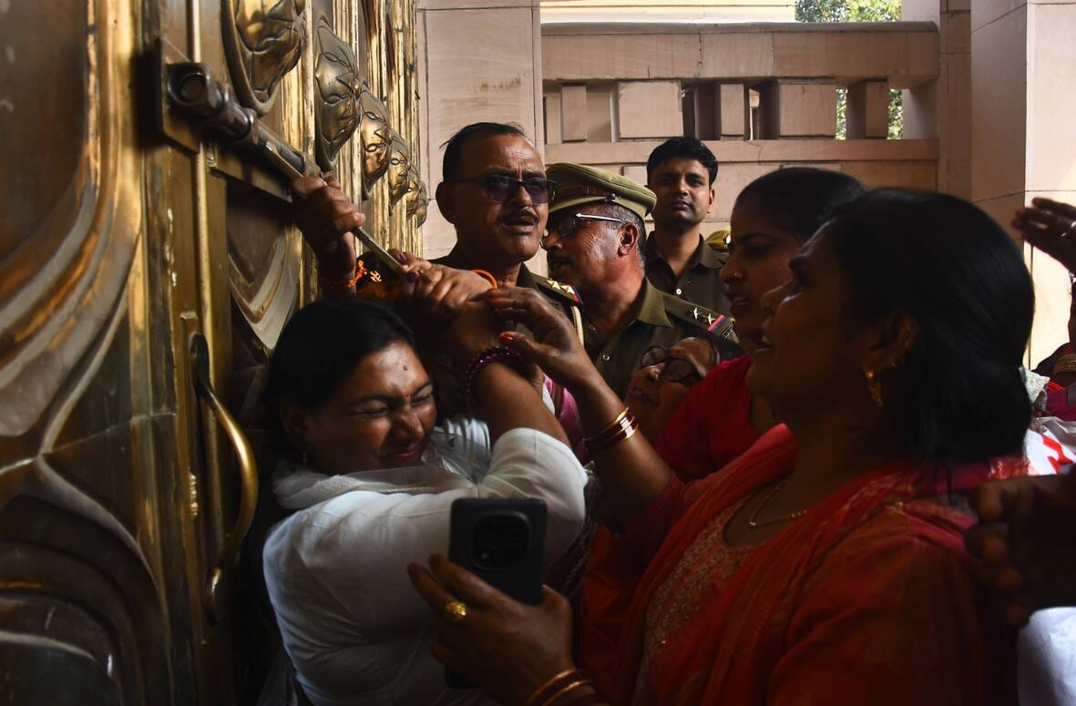 प्रदर्शन करते आंगनबाड़ी कार्यकर्ता।