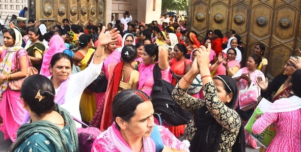 प्रदर्शन करते आंगनबाड़ी कार्यकर्ता।