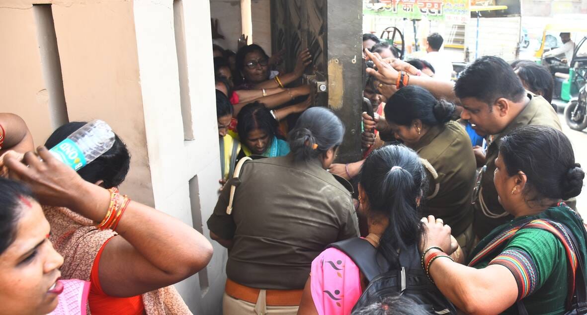 प्रदर्शन करते आंगनबाड़ी कार्यकर्ता।