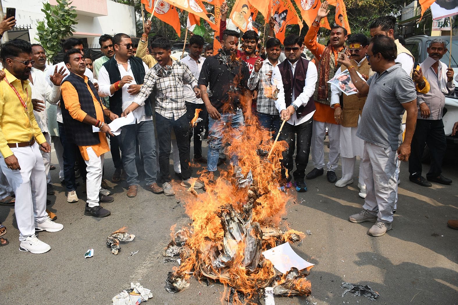 प्रदर्शन करते लोग और भारत की जीत के लिए हवन करते संगठन के लोग। प्रदर्शन करते लोग और भारत की जीत के लिए हवन करते संगठन के लोग।
