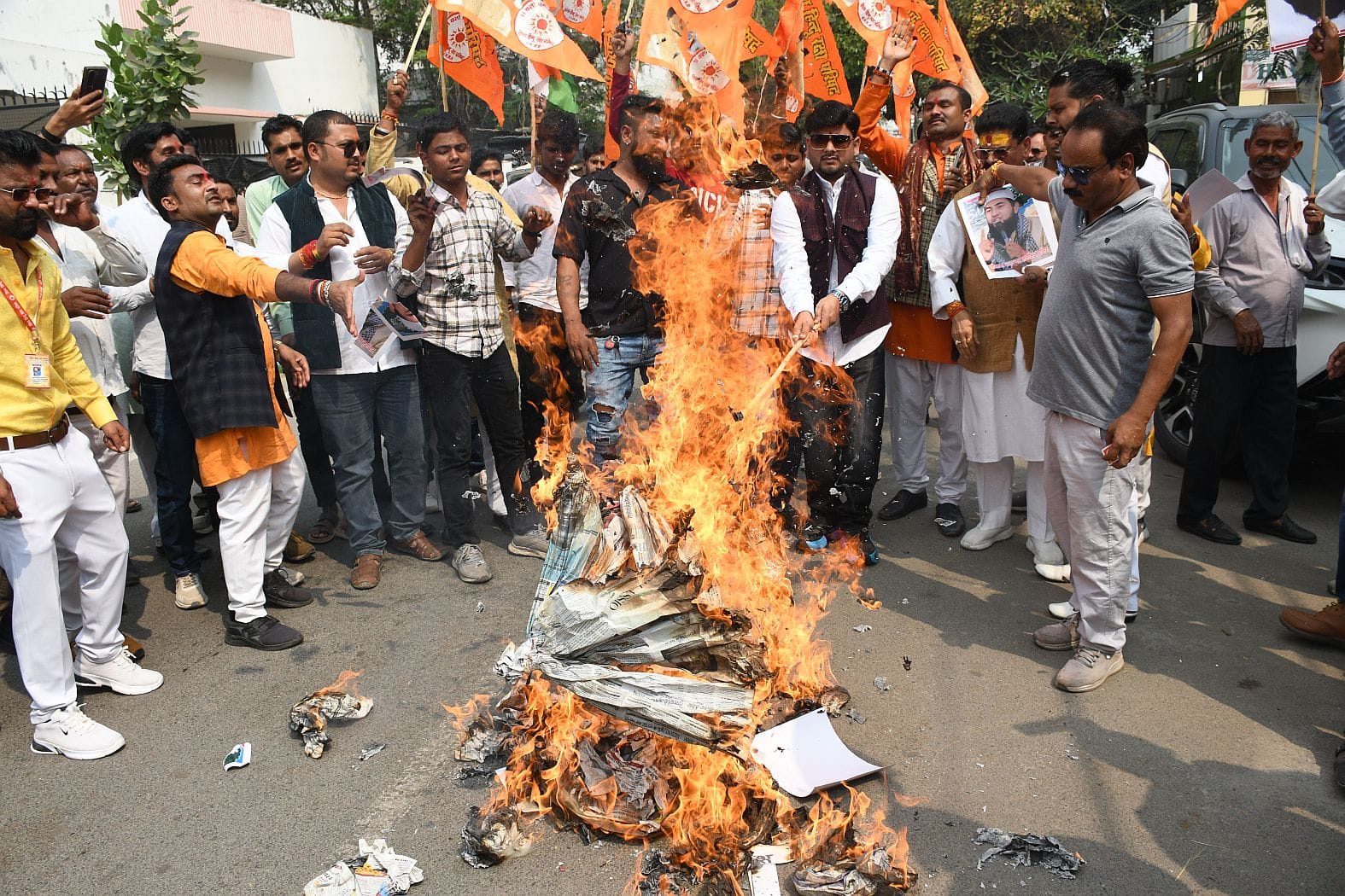 प्रदर्शन करते लोग और भारत की जीत के लिए हवन करते संगठन के लोग। प्रदर्शन करते लोग और भारत की जीत के लिए हवन करते संगठन के लोग।