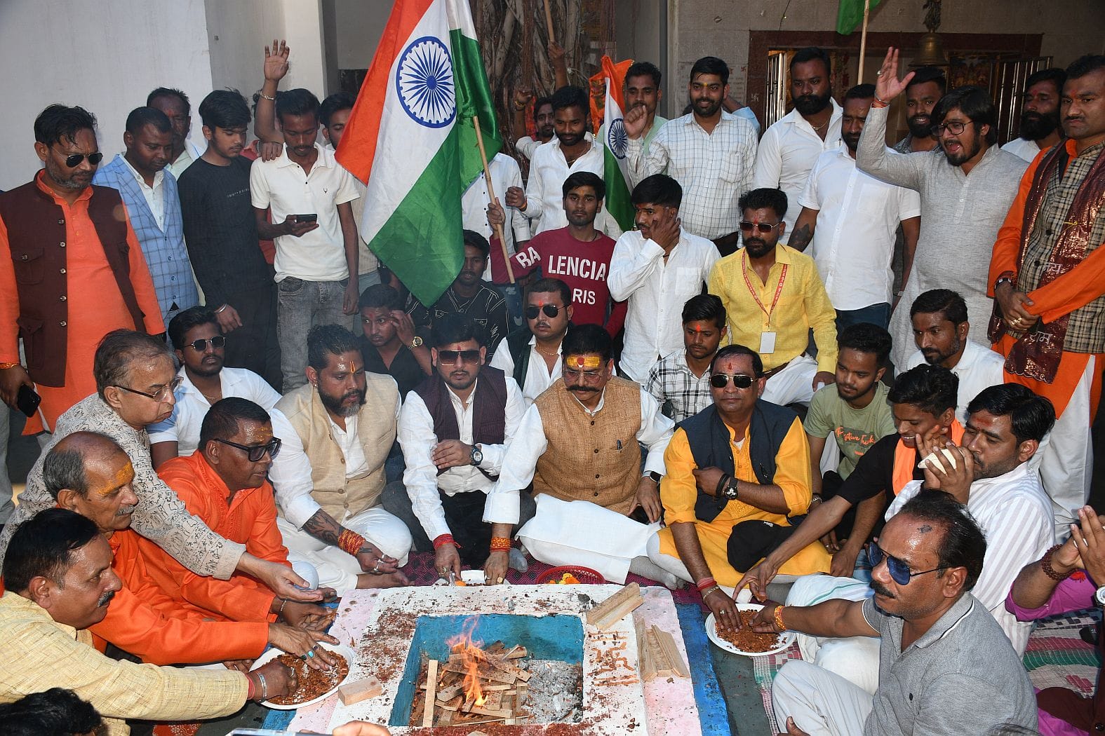 प्रदर्शन करते लोग और भारत की जीत के लिए हवन करते संगठन के लोग। प्रदर्शन करते लोग और भारत की जीत के लिए हवन करते संगठन के लोग।