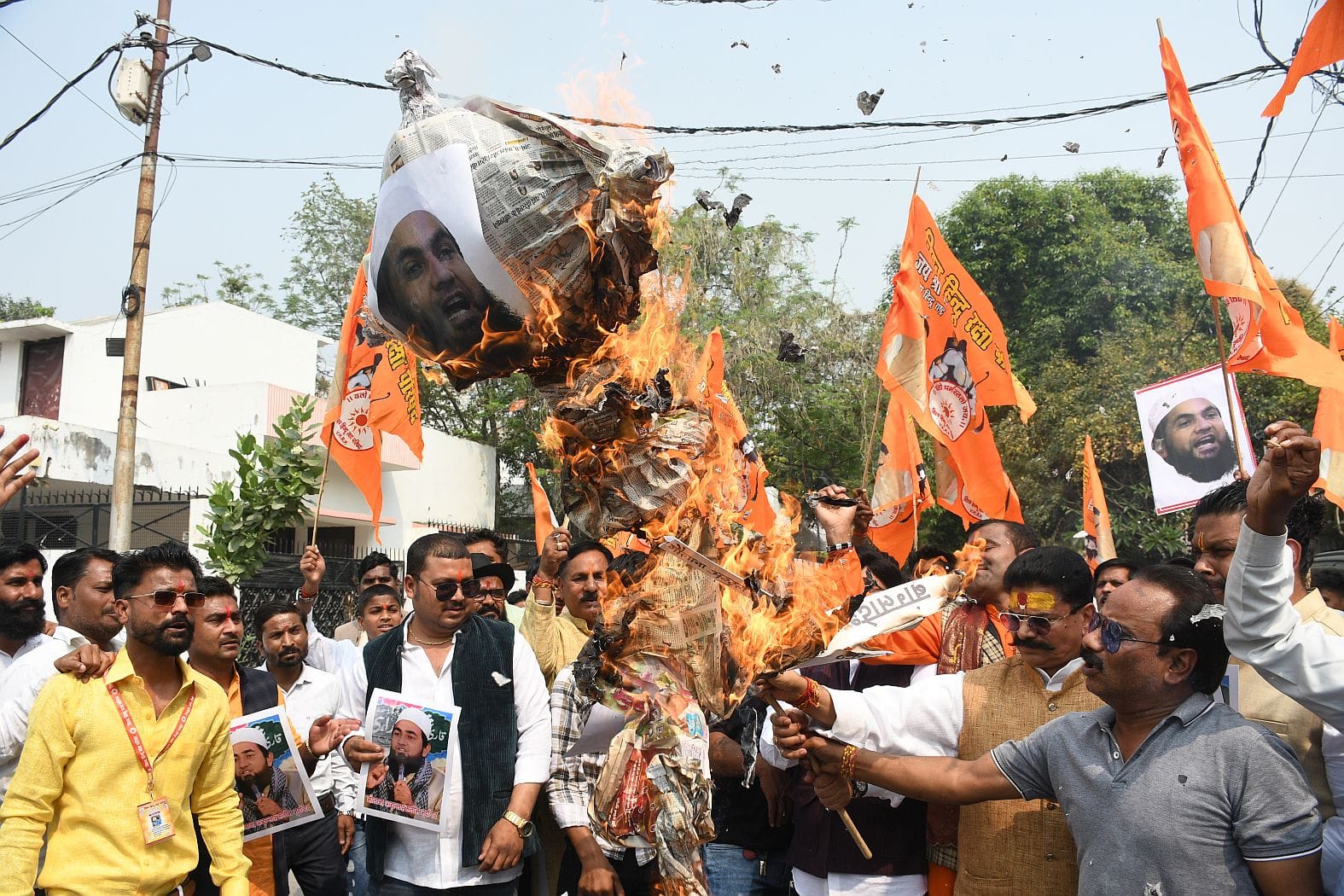 प्रदर्शन करते लोग और भारत की जीत के लिए हवन करते संगठन के लोग। प्रदर्शन करते लोग और भारत की जीत के लिए हवन करते संगठन के लोग।