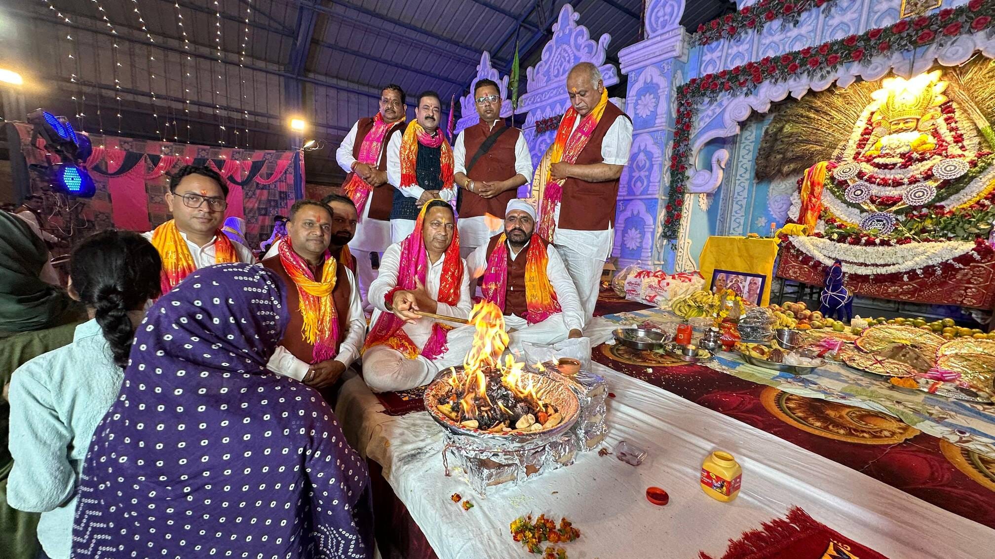 रादौर अनाज मंडी में श्री श्याम संर्कीतन कार्यक्रम के दौरान भजन करते गायक। आयोजक