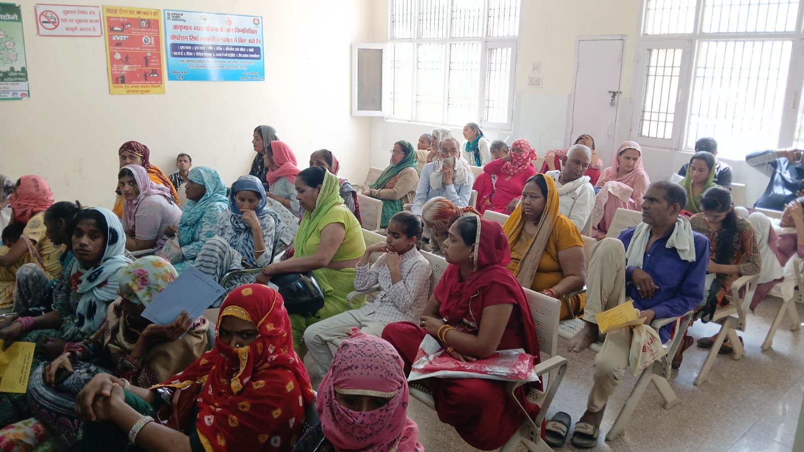 रेवाड़ी। नागरिक अस्पताल में ओपीडी पर्ची कटवाने के लिए लाईन में खड़े मरीज। संवाद
