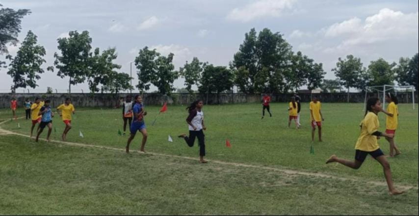 स्पोर्ट्स स्टेडियम भिनगा में आत्मरक्षा का प्रशिक्षण लेती बालिकाएं। स्पोर्ट्स स्टेडियम भिनगा में आत्मरक्षा का प्रशिक्षण लेती बालिकाएं।