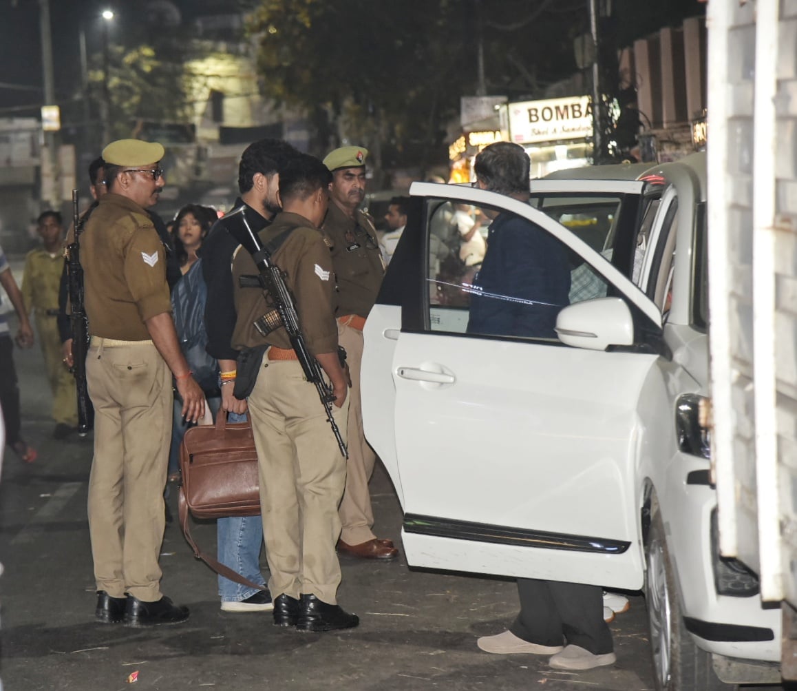 सर्वे कर बाहर आती टीम। सर्वे कर बाहर आती टीम।