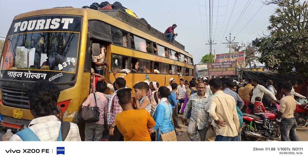 शहर में नवादा के पास निजी बस की छत पर बैठकर यात्रा करते लोग। स्रोत- स्थानीय नागरिक