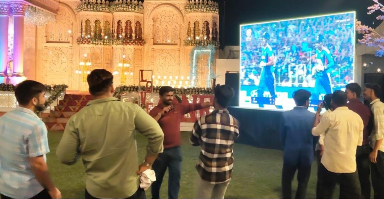 शामली  के   बड़ा बाजार मुरारी वाला कुंआ  के पास भारत-न्यूजीलैंड का क्रिकेट मैच देखते क्रिकेट प्