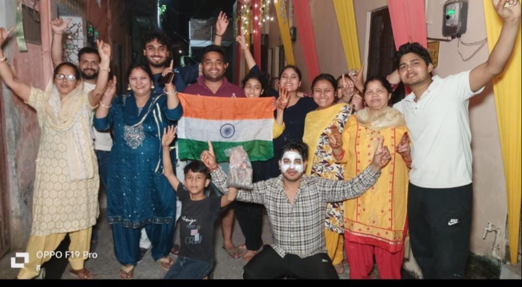 शामली  के   बड़ा बाजार मुरारी वाला कुंआ  के पास भारत-न्यूजीलैंड का क्रिकेट मैच देखते क्रिकेट प्