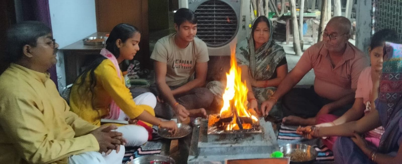 टी-20 विश्व कप के मैच को देखते लोग। संवाद