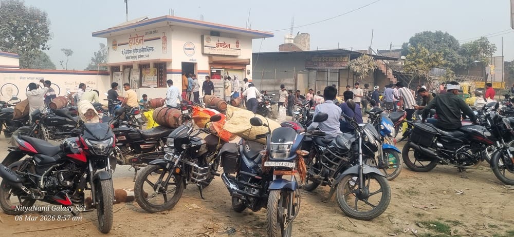 तमकुहीराज के रामलीला मैदान में गैस के लिए लाइन में खड़े उपभोक्ता।स्रोत-सोशल मीडिया