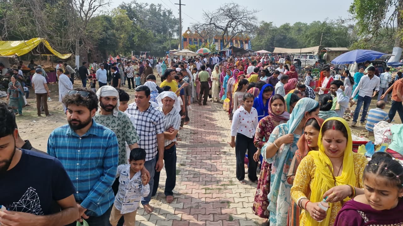 वार्षिक मेल में कुलदेव बाबा कालीवीर का आर्शवाद लेते विधायक राजीव जसरोटिया। संवाद वार्षिक मेल में कुलदेव बाबा कालीवीर का आर्शवाद लेते विधायक राजीव जसरोटिया। संवाद