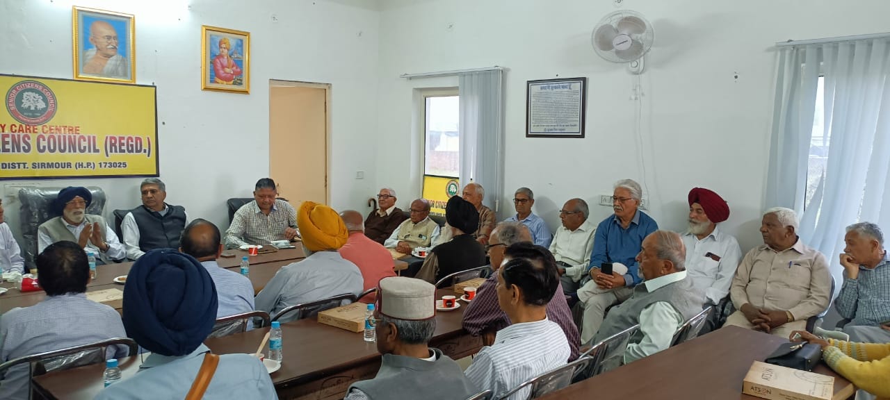वरिष्ठ नागरिक परिषद की पांवटा साहिब में आयोजित वैठक में भाग लेते पदाधिकारी व सद्स्य। संवाद