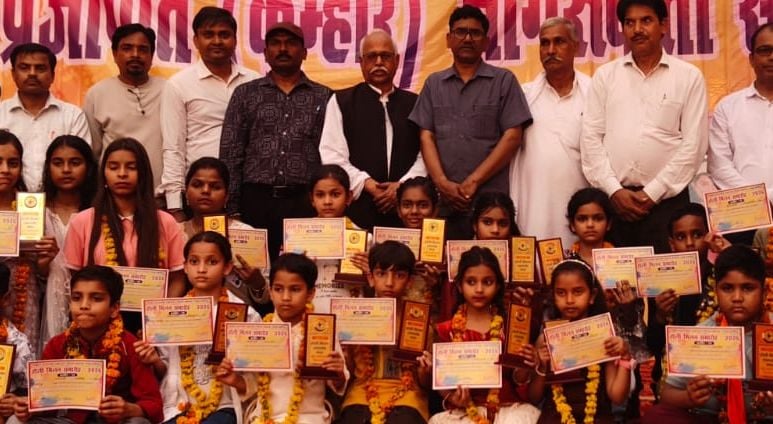 वित्तमंत्री सुरेश कुमार खन्ना का फूलों की माला से स्वागत करते राठौर साहू समाज के लोग। संवाद वित्तमंत्री सुरेश कुमार खन्ना का फूलों की माला से स्वागत करते राठौर साहू समाज के लोग। संवाद