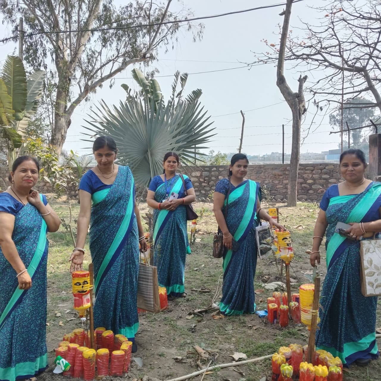 यमुनानगर में घरों से पानी के सैंपल लेतीं जम्मू कॉलोनी की महिलाएं। स्वयं यमुनानगर में घरों से पानी के सैंपल लेतीं जम्मू कॉलोनी की महिलाएं। स्वयं
