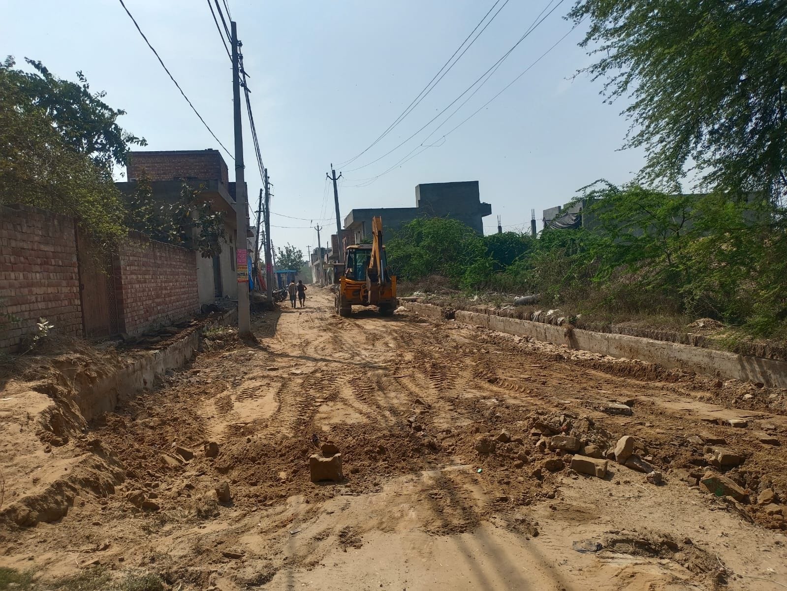 12-विनोद कुमार, डेयरी संचालक ।