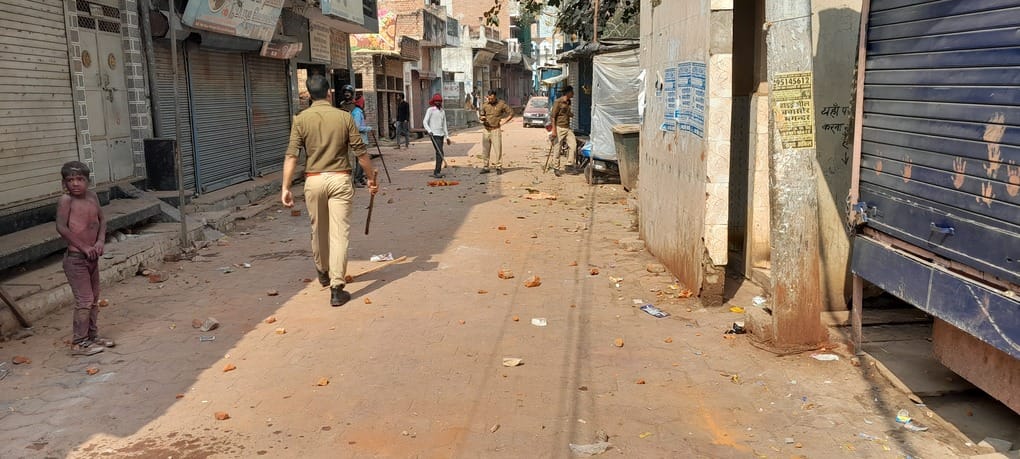 16 विवाद के ईंट-पत्थर चलाते लोग व मौके पर मौजूद पुलिस कर्मी- वायरल वीडियो 16 विवाद के ईंट-पत्थर चलाते लोग व मौके पर मौजूद पुलिस कर्मी- वायरल वीडियो