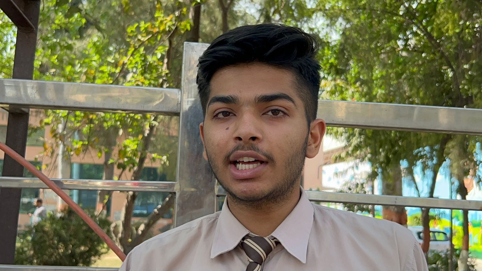 2-रोहतक के आंबेडकर चौक स्थित मॉडल स्कूल से पेपर देकर लौटते विद्यार्थी। संवाद 2-रोहतक के आंबेडकर चौक स्थित मॉडल स्कूल से पेपर देकर लौटते विद्यार्थी। संवाद