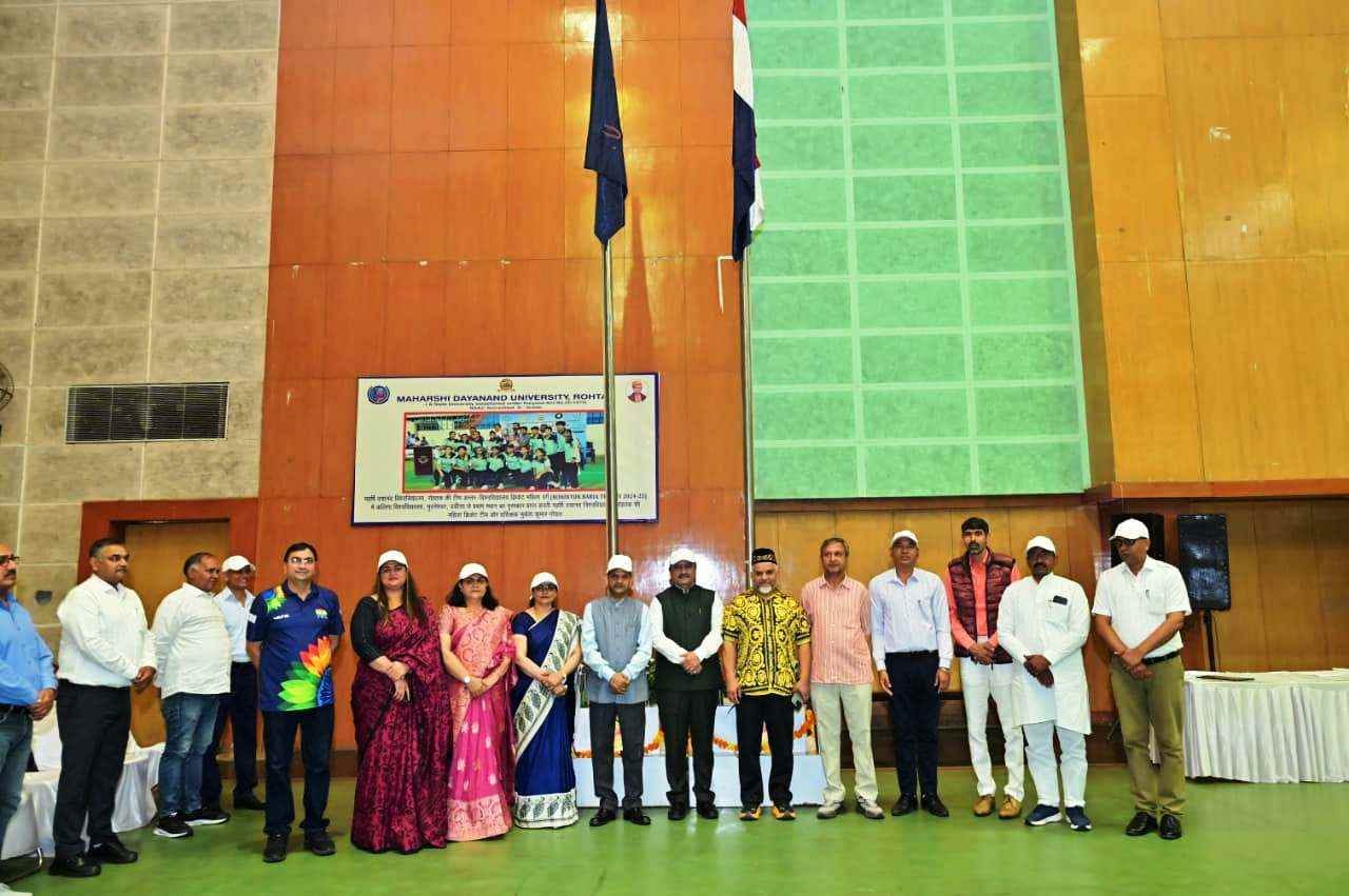 8-एमडीयू में डॉ. मंगल सेन मल्टीपर्पज जिम्नेजियम हॉल में पेंचक सिलाट के दांव पेंच लगाते खिलाड़ 8-एमडीयू में डॉ. मंगल सेन मल्टीपर्पज जिम्नेजियम हॉल में पेंचक सिलाट के दांव पेंच लगाते खिलाड़