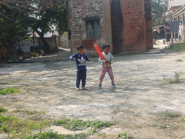 अंबाला छावनी में आंगनबाड़ी परिसर में खेलते बच्चे। संवाद अंबाला छावनी में आंगनबाड़ी परिसर में खेलते बच्चे। संवाद