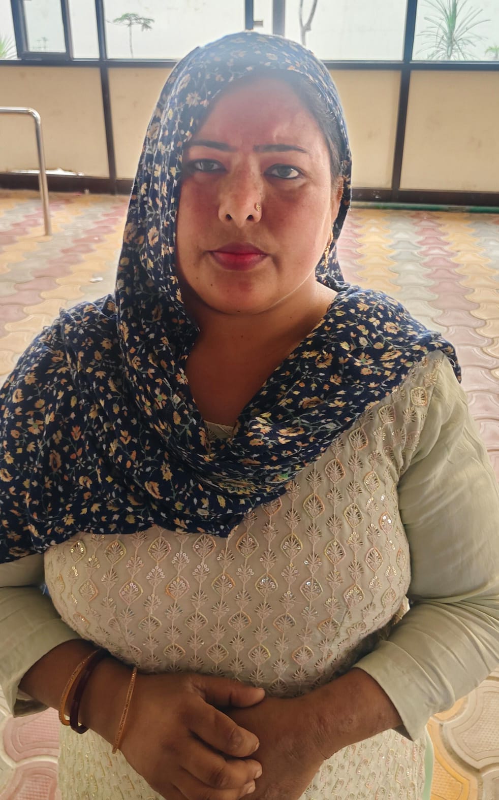 अंबाला कैंट के नागरिक अस्पताल में रजिस्ट्रेशन काउंटर पर अपना कार्ड बनवाते हुए मरीज: संवाद अंबाला कैंट के नागरिक अस्पताल में रजिस्ट्रेशन काउंटर पर अपना कार्ड बनवाते हुए मरीज: संवाद