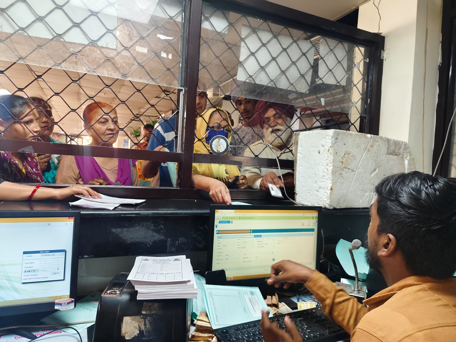 अंबाला कैंट के नागरिक अस्पताल में रजिस्ट्रेशन काउंटर पर अपना कार्ड बनवाते हुए मरीज: संवाद अंबाला कैंट के नागरिक अस्पताल में रजिस्ट्रेशन काउंटर पर अपना कार्ड बनवाते हुए मरीज: संवाद