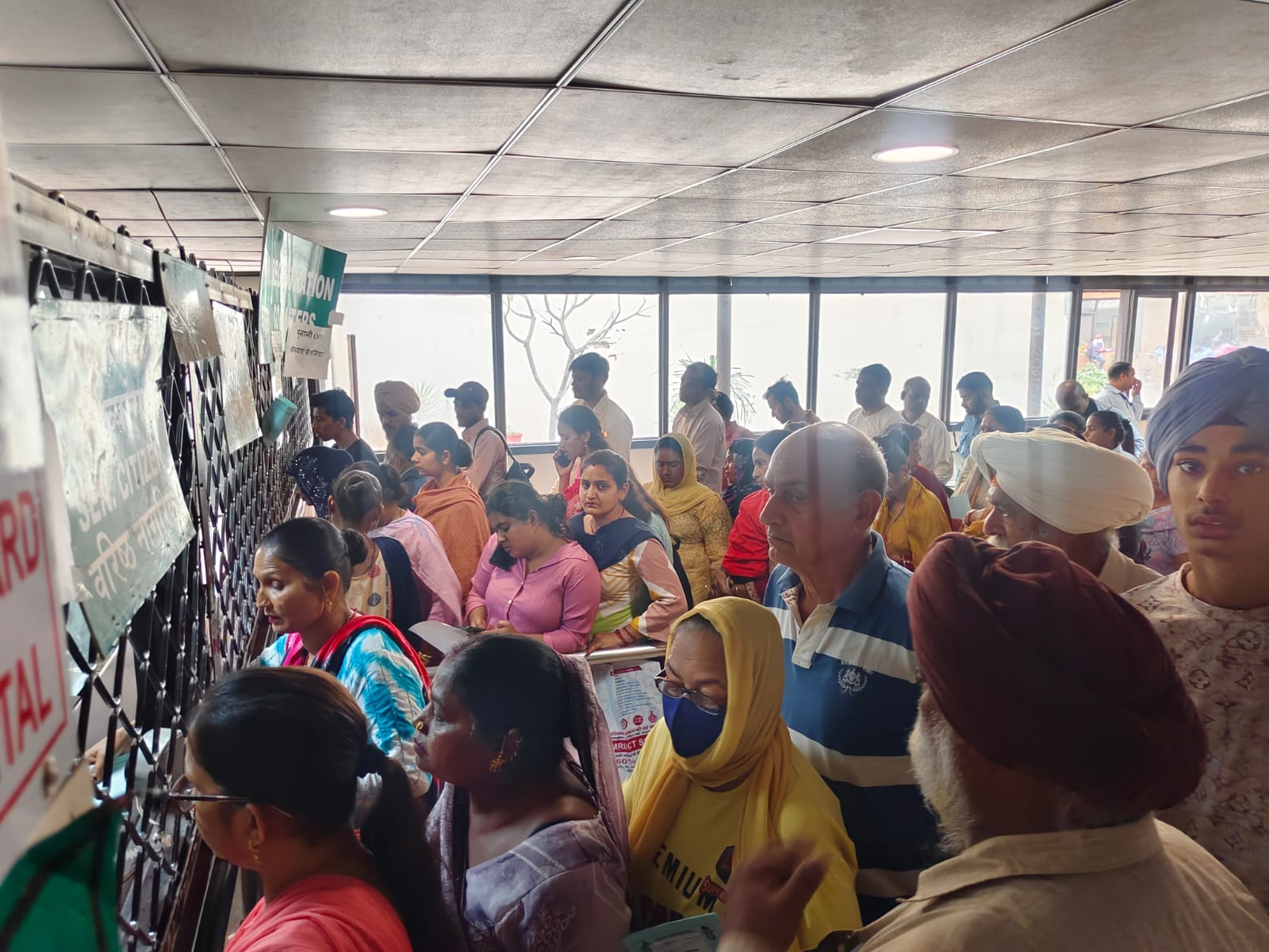 अंबाला कैंट के नागरिक अस्पताल में रजिस्ट्रेशन काउंटर पर अपना कार्ड बनवाते हुए मरीज: संवाद अंबाला कैंट के नागरिक अस्पताल में रजिस्ट्रेशन काउंटर पर अपना कार्ड बनवाते हुए मरीज: संवाद