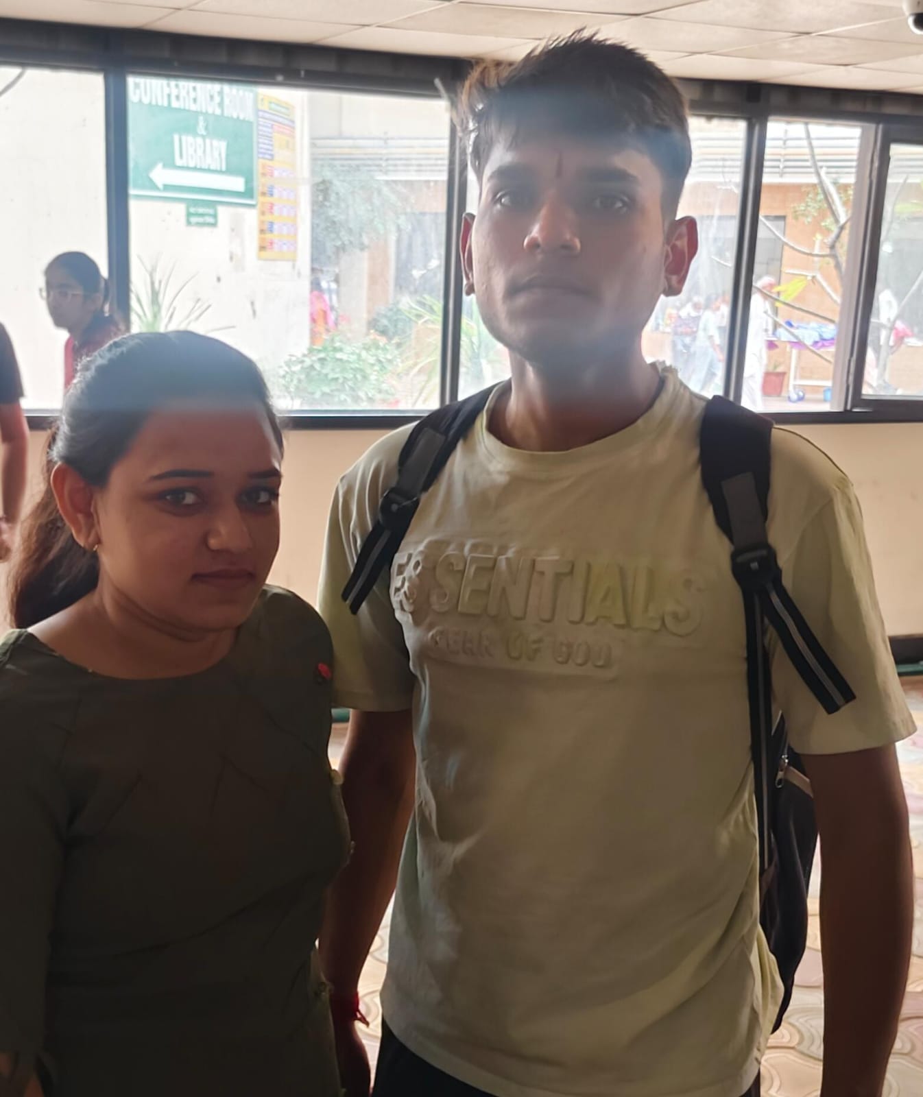 अंबाला कैंट के नागरिक अस्पताल में रजिस्ट्रेशन काउंटर पर अपना कार्ड बनवाते हुए मरीज: संवाद अंबाला कैंट के नागरिक अस्पताल में रजिस्ट्रेशन काउंटर पर अपना कार्ड बनवाते हुए मरीज: संवाद