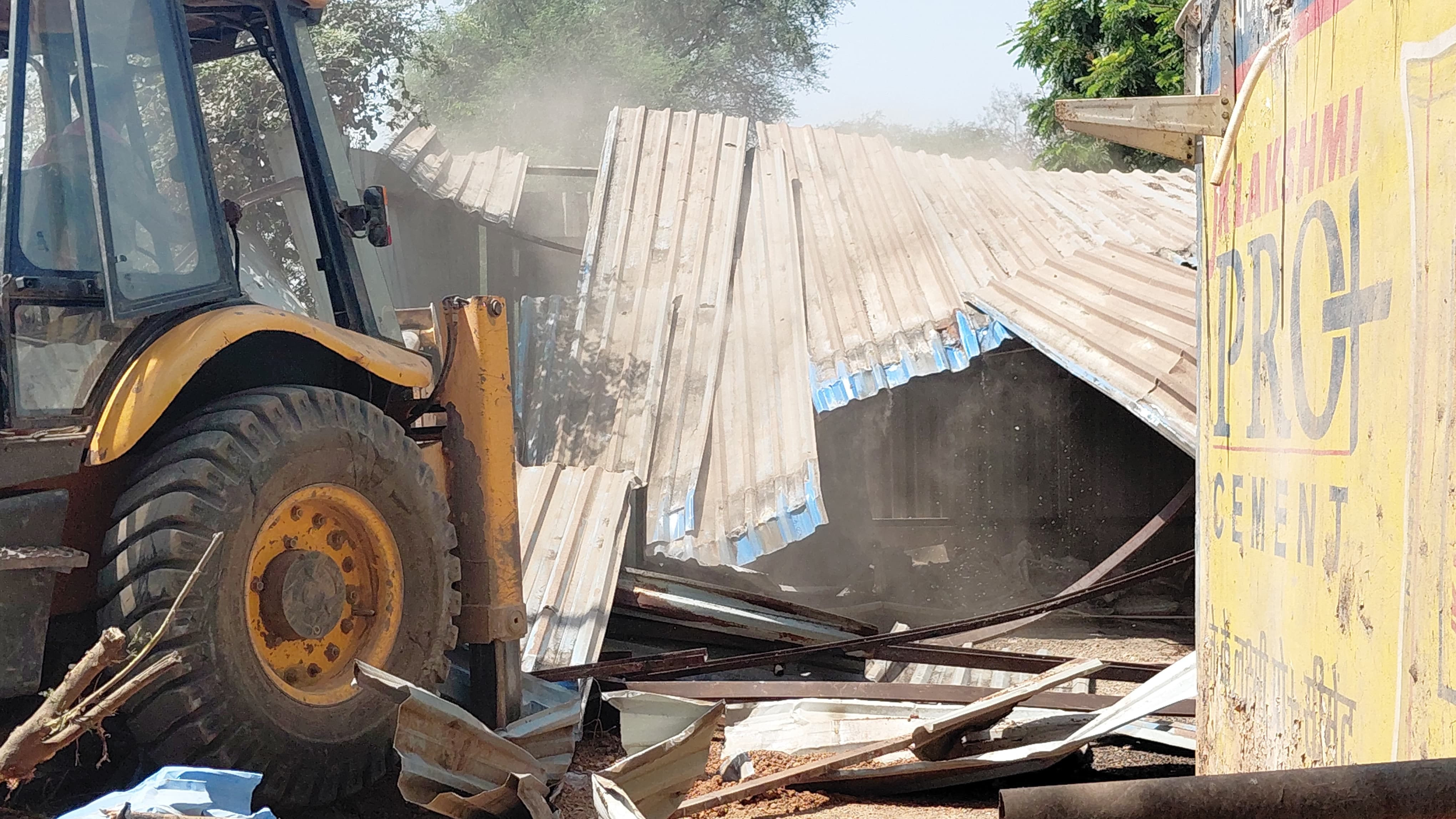 अफीम की खेती करने वाले आरोपी भाजपा के अवैध कब्जा पर चल जिला प्रशासन का बुलडोजर