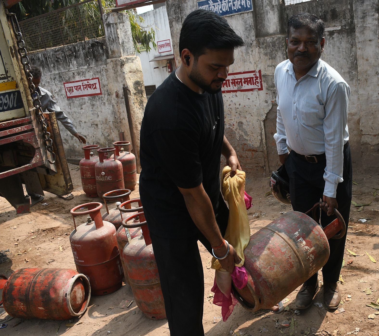 अयोध्या रोड स्थित गैस गोदाम पर सिलिंडर लेने पहुंचे लोग। अयोध्या रोड स्थित गैस गोदाम पर सिलिंडर लेने पहुंचे लोग।