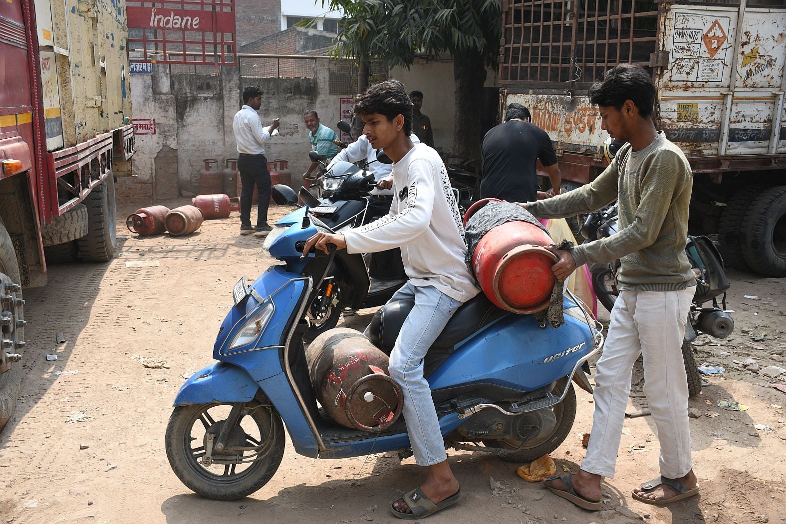 अयोध्या रोड स्थित गैस गोदाम पर सिलिंडर लेने पहुंचे लोग। अयोध्या रोड स्थित गैस गोदाम पर सिलिंडर लेने पहुंचे लोग।