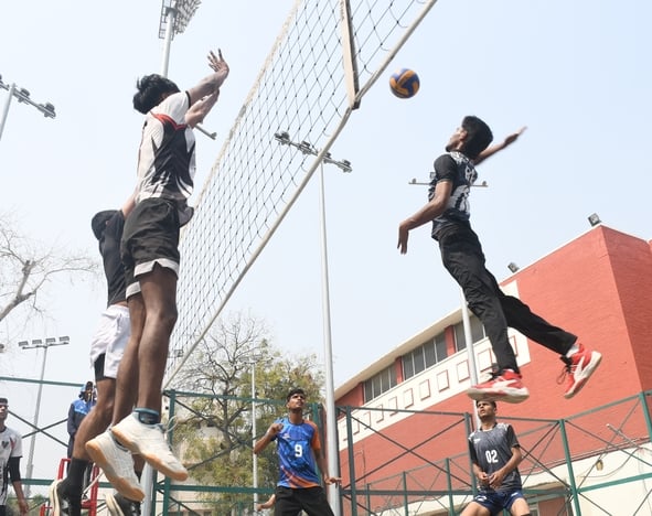 बाबू स्टेडियम में खेले गए वाॅलीबाॅल मैच में अंक के लिए प्रयास करते हुए खिलाड़ी। बाबू स्टेडियम में खेले गए वाॅलीबाॅल मैच में अंक के लिए प्रयास करते हुए खिलाड़ी।