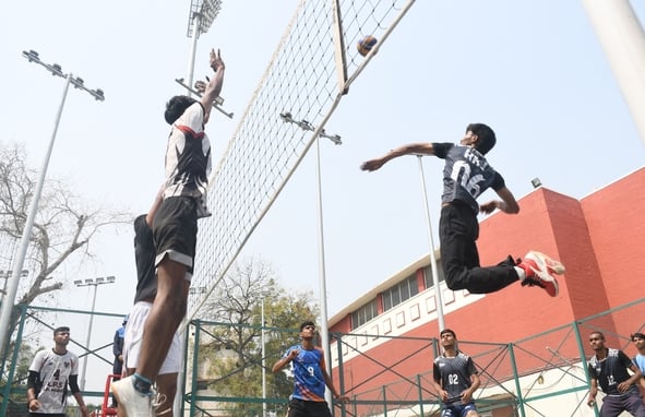 बाबू स्टेडियम में खेले गए वाॅलीबाॅल मैच में अंक के लिए प्रयास करते हुए खिलाड़ी। बाबू स्टेडियम में खेले गए वाॅलीबाॅल मैच में अंक के लिए प्रयास करते हुए खिलाड़ी।