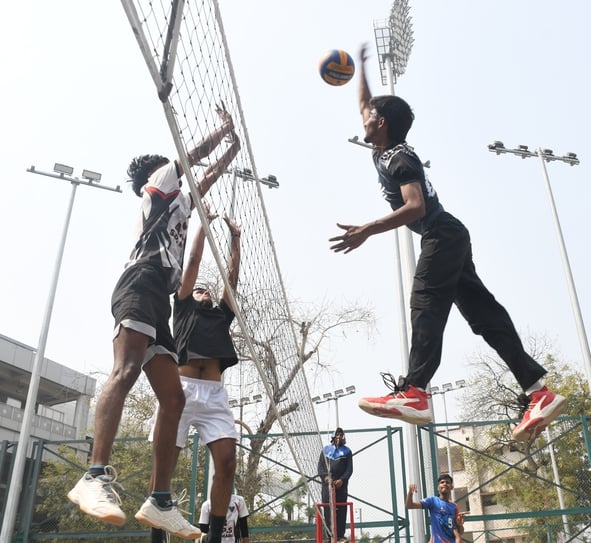 बाबू स्टेडियम में खेले गए वाॅलीबाॅल मैच में अंक के लिए प्रयास करते हुए खिलाड़ी। बाबू स्टेडियम में खेले गए वाॅलीबाॅल मैच में अंक के लिए प्रयास करते हुए खिलाड़ी।