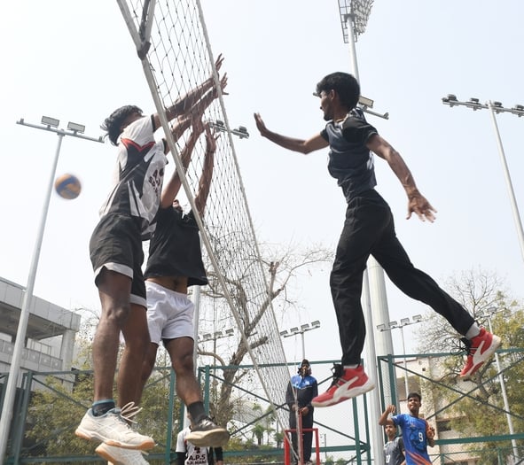 बाबू स्टेडियम में खेले गए वाॅलीबाॅल मैच में अंक के लिए प्रयास करते हुए खिलाड़ी। बाबू स्टेडियम में खेले गए वाॅलीबाॅल मैच में अंक के लिए प्रयास करते हुए खिलाड़ी।