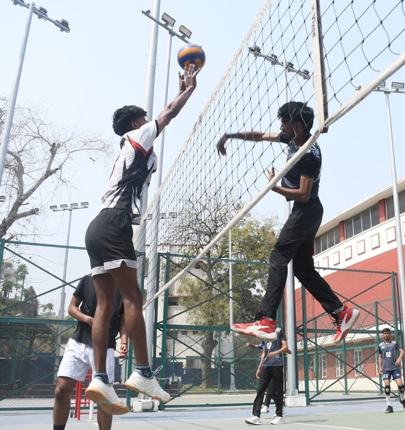 बाबू स्टेडियम में खेले गए वाॅलीबाॅल मैच में अंक के लिए प्रयास करते हुए खिलाड़ी। बाबू स्टेडियम में खेले गए वाॅलीबाॅल मैच में अंक के लिए प्रयास करते हुए खिलाड़ी।