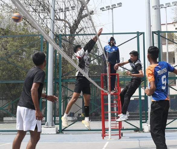 बाबू स्टेडियम में खेले गए वाॅलीबाॅल मैच में अंक के लिए प्रयास करते हुए खिलाड़ी। बाबू स्टेडियम में खेले गए वाॅलीबाॅल मैच में अंक के लिए प्रयास करते हुए खिलाड़ी।
