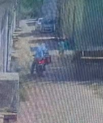 बच्चे के अपहरण का प्रयास करने का संदिग्ध बाइक सवार युवक। स्रोत : वीडियोग्रैब बच्चे के अपहरण का प्रयास करने का संदिग्ध बाइक सवार युवक। स्रोत : वीडियोग्रैब