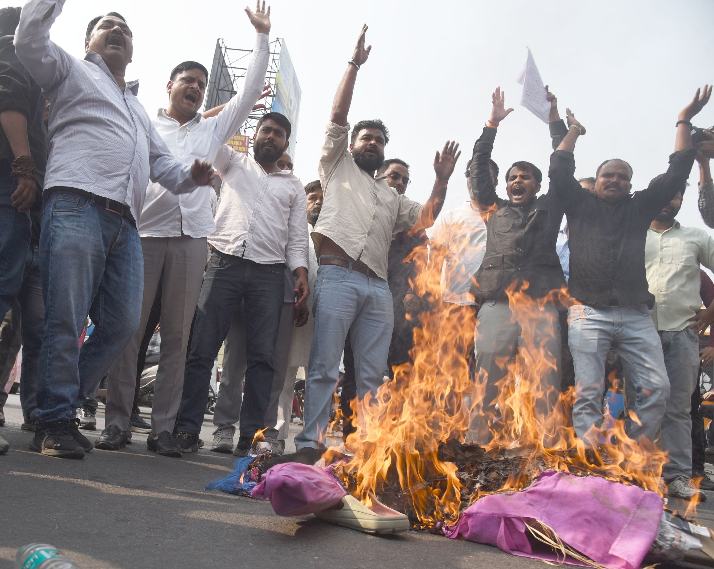 भाजपा कार्यकर्ताओं ने मौलाना सलीम का पुतला फूंका। भाजपा कार्यकर्ताओं ने मौलाना सलीम का पुतला फूंका।