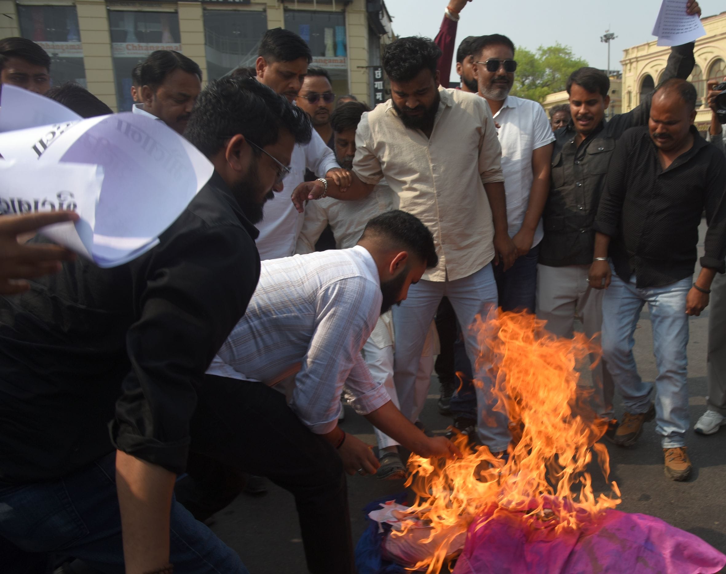भाजपा कार्यकर्ताओं ने मौलाना सलीम का पुतला फूंका। भाजपा कार्यकर्ताओं ने मौलाना सलीम का पुतला फूंका।