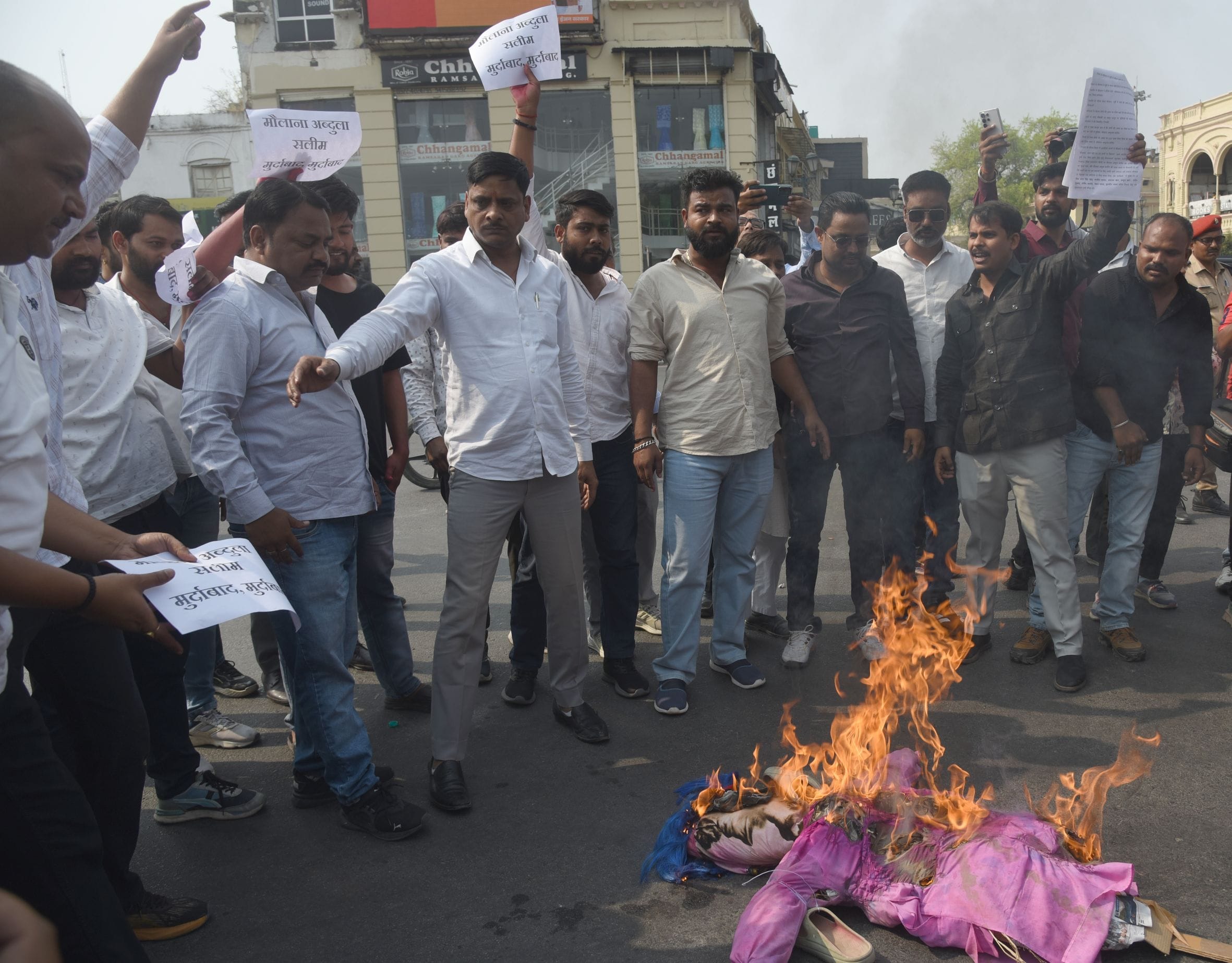 भाजपा कार्यकर्ताओं ने मौलाना सलीम का पुतला फूंका। भाजपा कार्यकर्ताओं ने मौलाना सलीम का पुतला फूंका।