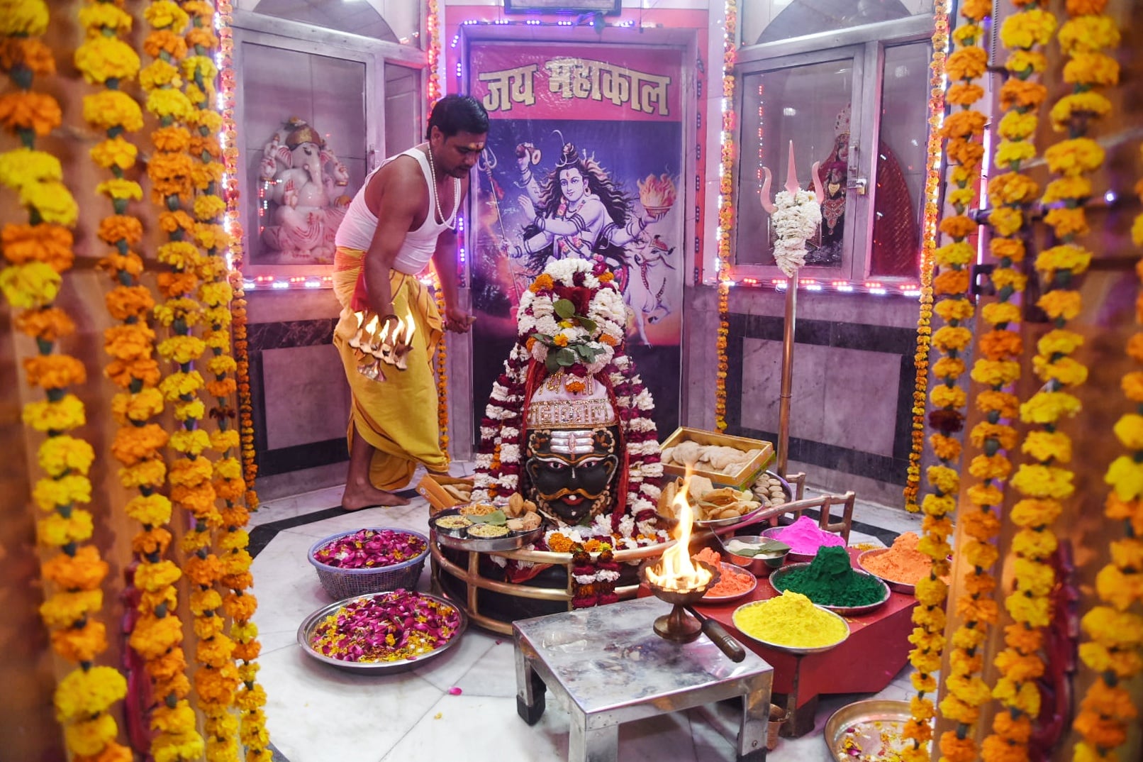 भक्तों ने महाकाल के साथ खेली होली
