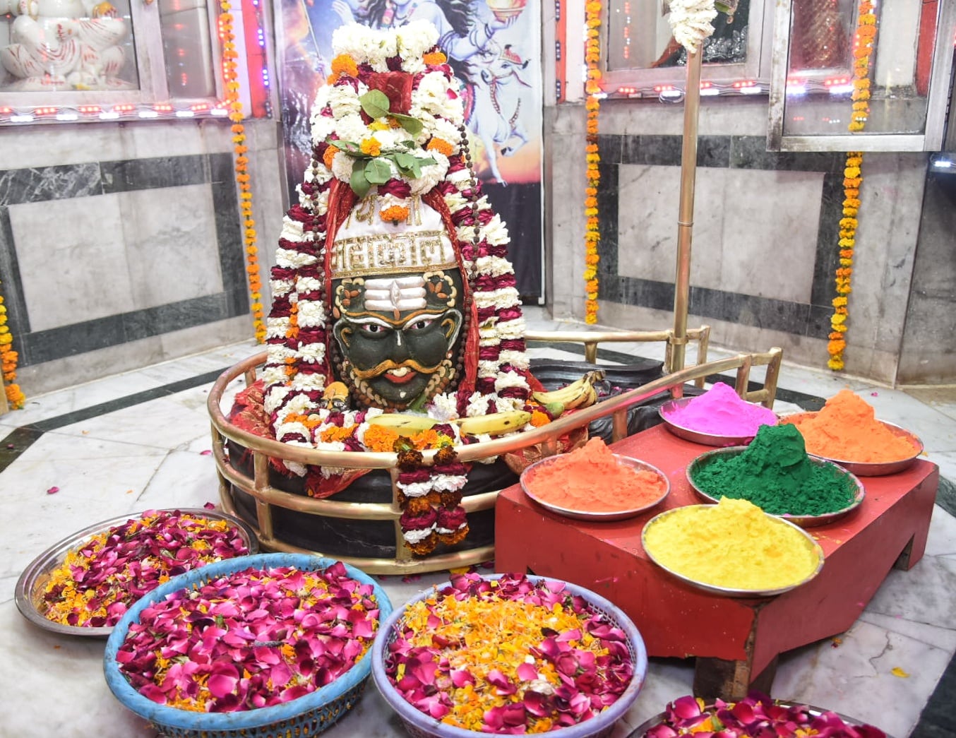 भक्तों ने महाकाल के साथ खेली होली