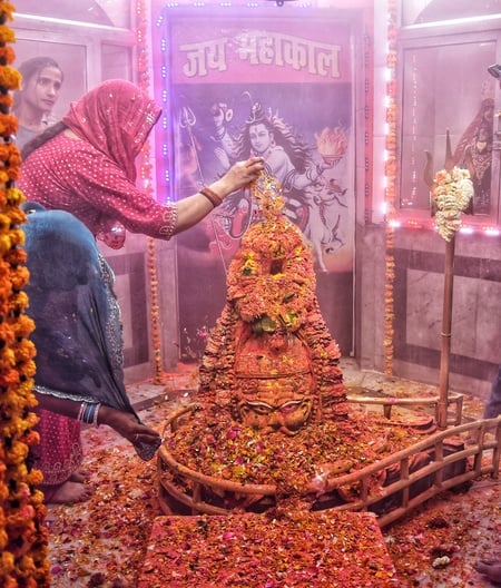 भक्तों ने महाकाल के साथ खेली होली