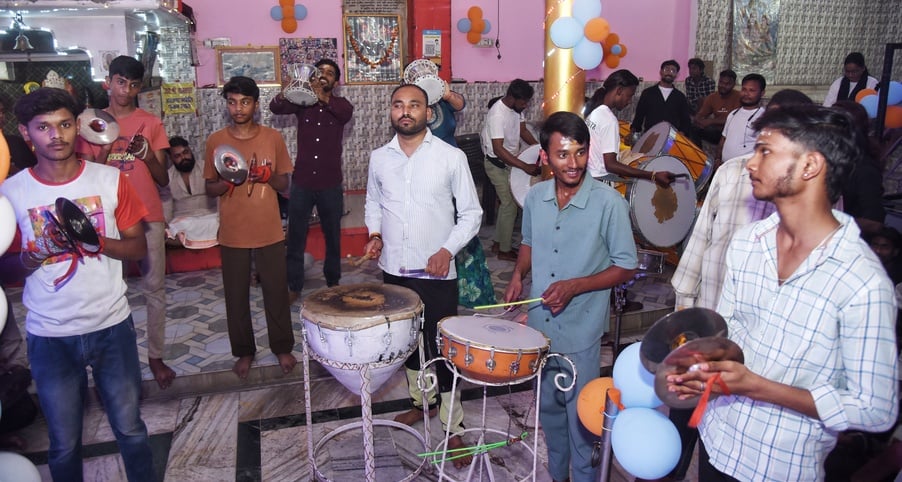 भक्तों ने महाकाल के साथ खेली होली