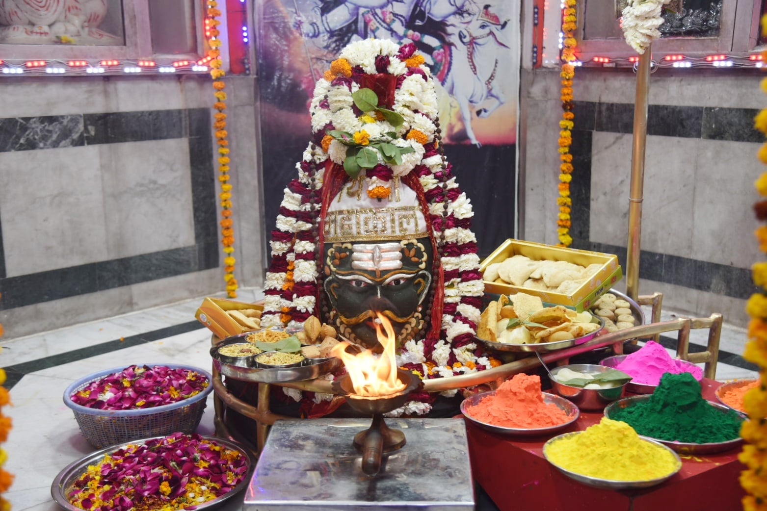 भक्तों ने महाकाल के साथ खेली होली